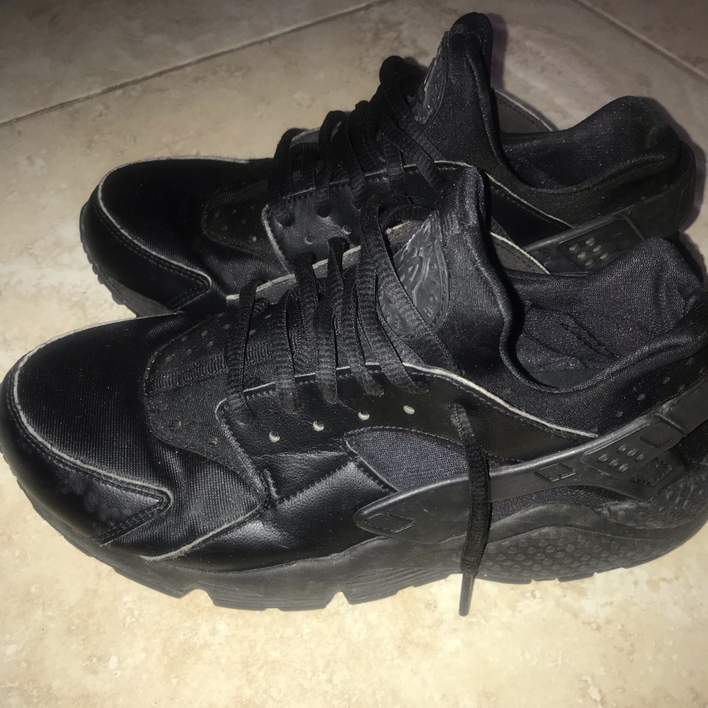 Black Nike Huaraches